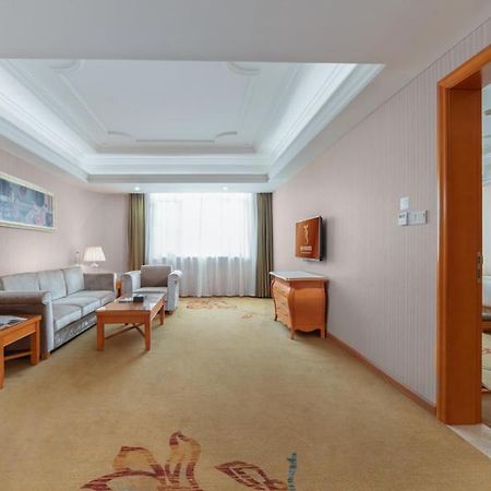 Vienna International Hotel Guigang Hecheng Road Exterior photo